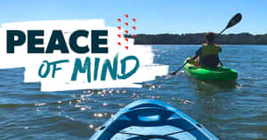 一個人在明亮的陽光下在平靜的湖上划皮划艇，帶有文字 peace of mind。