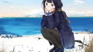 穿著外套的動漫女孩蹲在雪白海灘上，旁邊是海洋 — 動漫女孩 壁紙