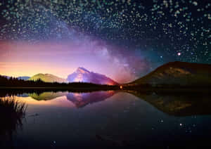 星空之夜，銀河倒映在山中湖