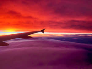 日落時紫色雲層上的飛機機翼 — 唯美雲朵動態 壁紙