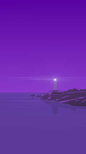 燈塔在紫色調的海岸夜晚發光，水面平靜倒映。
