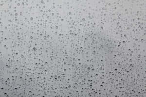 灰色天空背景下的玻璃雨滴 — 水彩 壁紙