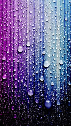 玻璃上的雨滴，紫色到藍色漸變背景