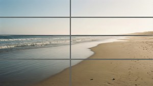 透過玻璃格柵結構觀看的海灘，有海浪和沙灘。