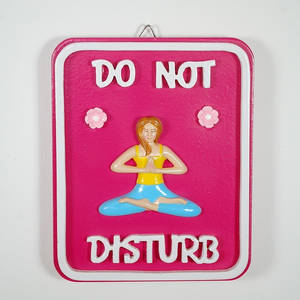 粉紅色牆飾板，上面有冥想女性和'Do Not Disturb'文字。