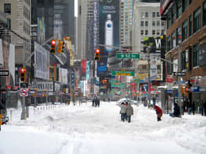 白雪覆蓋的城市街道，冬季有行人和高聳的廣告牌。