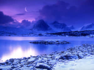 積雪的山峰和湖泊，在紫色暮光天空下，伴隨著一彎新月。 — 湖景 壁紙