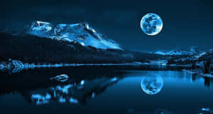 積雪山脈與湖泊，夜晚發光的月亮下 — 月色夜空 壁紙