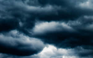 黑暗暴風雲與閃電照亮天空。