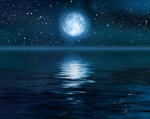 滿月映照在星空下平靜的海面上 — 月色夜空 壁紙