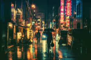 夜晚在雨中霓虹燈照亮的日本城市街道上撐傘行走的人。