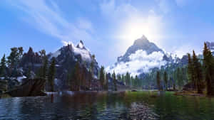 寧靜的山間湖泊，有雪峰和常綠樹木，陽光燦爛。 — 天空美學 壁紙