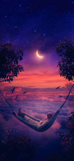 一個人在新月和星星下，在雲層之上的吊床上休息