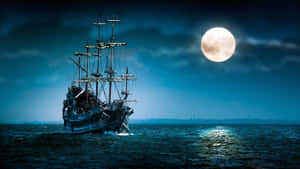 海盜船在滿月下於深色海洋夜間航行 — 月色夜空 壁紙