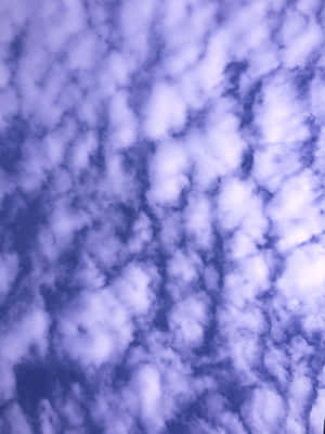 柔和的紫色和藍色雲朵在夢幻的天空中飄動。