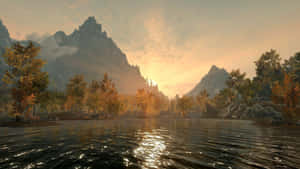 秋日湖泊在夕陽下，山脈與樹木倒映著金色光芒。 — 美景 壁紙