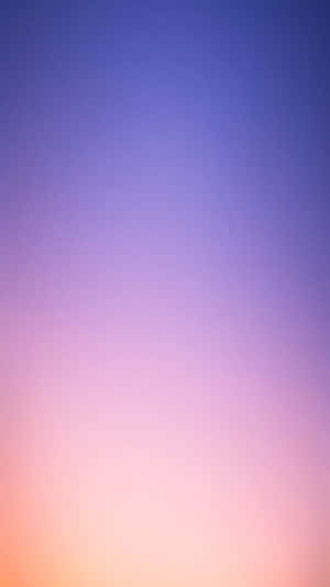日落時分柔和漸變的天空，融合了藍色、紫色和粉橙色調。 — iPhone 11 Pro 壁紙