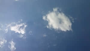 藍天中散佈著白雲，輕輕飄浮在頭頂 — 天氣 壁紙