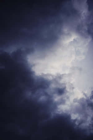 戲劇性的深色雲層在陰沉的暮色天空中旋轉。