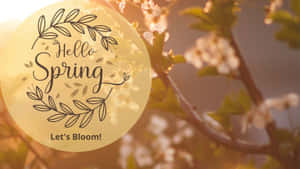 圓形圖案，帶有「Hello Spring Let's Bloom!」文字，被葉子花環包圍，置於盛開的花朵之上。