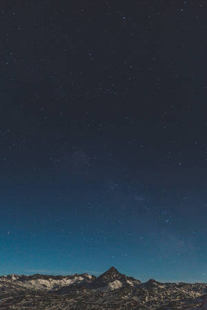 星空下的雪山山脈，帶有宇宙藍光。