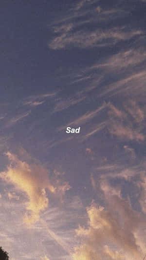 戲劇性的天空，黃昏時金色雲彩，疊加單詞 sad。