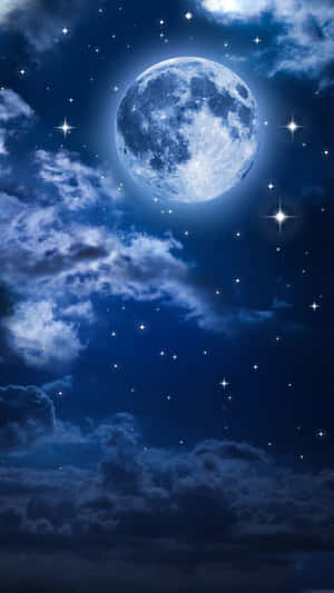 滿月穿過雲層在繁星點點的夜空閃耀。