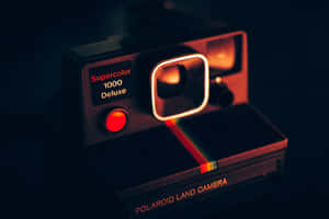 一部在黑暗中發出溫暖紅光的復古Polaroid相機。