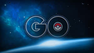 Pokémon GO 標誌在太空中，位於發光的藍色星球上方，伴有星星。