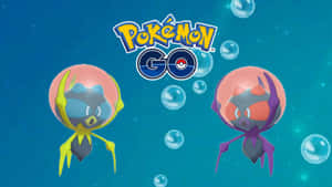 水底氣泡中嘅兩個寵物小精靈角色同 Pokémon GO 標誌 — 可愛寵物小精靈 壁紙