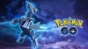 一隻發光的藍色和銀色寶可夢在暴風雨的天空中翱翔，帶有 Pokémon GO 標誌。