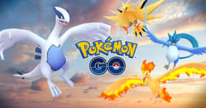 四隻寶可夢在日落天空中飛翔，帶有 Pokémon GO 標誌。