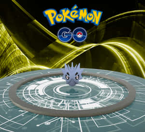 一個 Pokémon GO 遊戲標誌，帶有一個在科技平台上的寶可夢角色。 — 型爆寵物小精靈 壁紙
