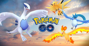 四隻寶可夢在日落天空中飛翔，帶有Pokémon GO標誌。 — 型爆寵物小精靈 壁紙