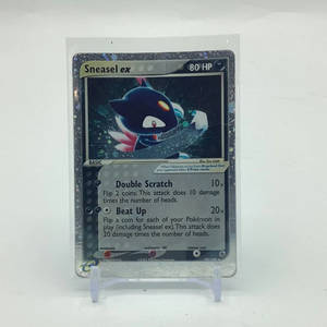 一張 Sneasel ex 的寶可夢集換式卡牌，放在閃亮的保護套中。