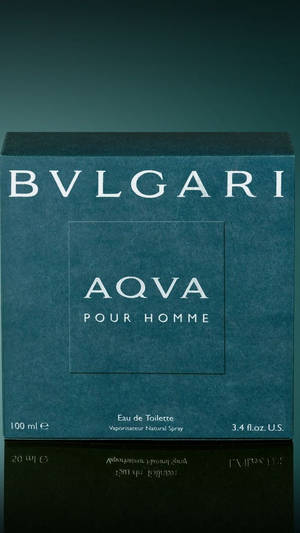 藍綠色Bvlgari Aqua Pour Homme香水盒，帶有銀色文字和反射。