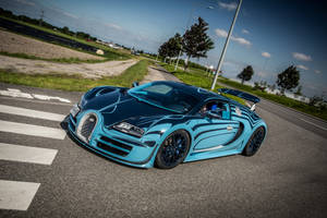 一輛藍色Bugatti Veyron在日落時分在道路上疾馳。