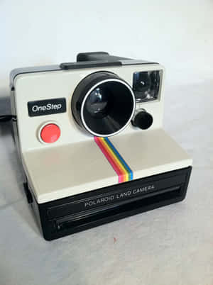 白色布料上的復古Polaroid OneStep Land相機