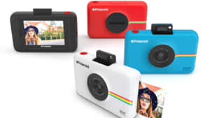 四部Polaroid Snap Touch即影即有相機，紅色、白色、藍色和黑色，附有樣本照片。