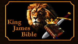 金色框架中，獅子、皇冠和劍旁邊是帶有「King James Bible」文字的聖經。