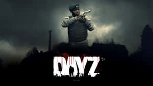 士兵在暴風雨天空下瞄準手槍，帶有 DayZ 遊戲標題和血跡。
