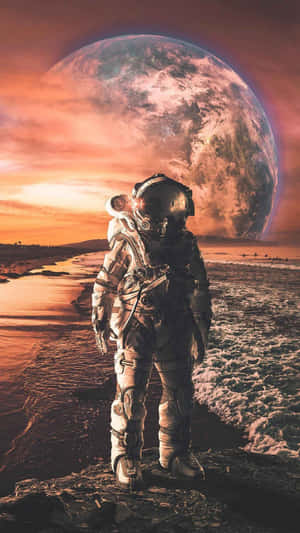 太空人在外星行星上觀看地球在橙色天空中升起