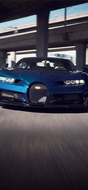 藍色Bugatti在天橋下行駛，帶動態模糊效果。 — Galaxy A16 壁紙