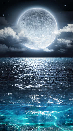 月光在繁星點點的夜空下，閃耀在深藍色的海洋上，伴隨著飄動的雲朵。
