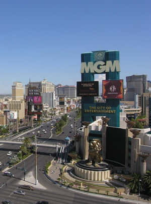 MGM Grand 酒店，金色獅子雕像和拉斯維加斯大道交通在藍天下。