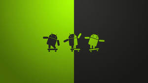 三個Android機械人圖示在綠色和黑色分割的背景上玩滑板。