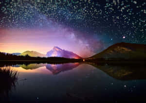 繁星點點的夜空，山峰倒映在平靜的湖面上。