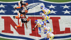 NFL 足球運動員在帶有球隊標誌的場地上比賽