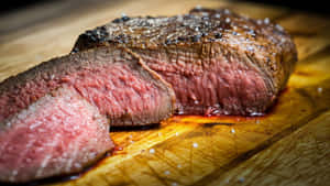 切好的 medium-rare 牛扒，撒上鹽，放在木砧板上。 — iMac 壁紙