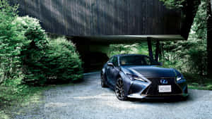 啞光灰色Lexus RC350停泊在森林中一座現代木屋下方。